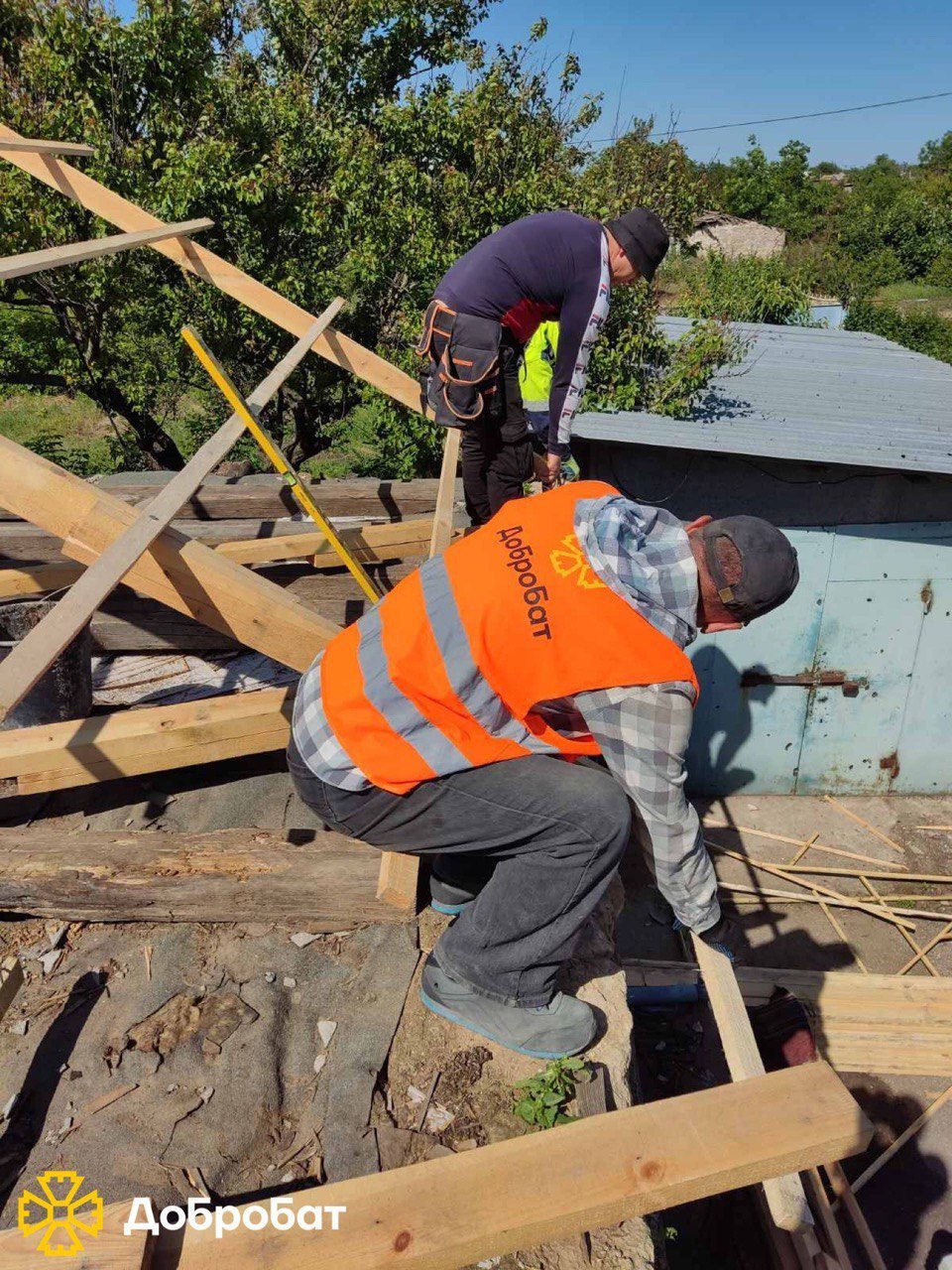 Близько 140 волонтерів долучилися до нагальної відбудови в семи регіонах країни: «Добробат» звітує про тиждень, що минув