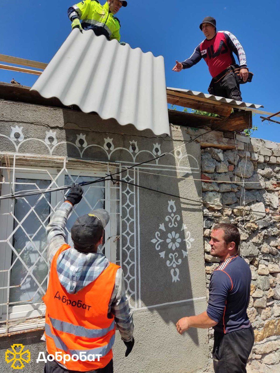 Близько 140 волонтерів долучилися до нагальної відбудови в семи регіонах країни: «Добробат» звітує про тиждень, що минув