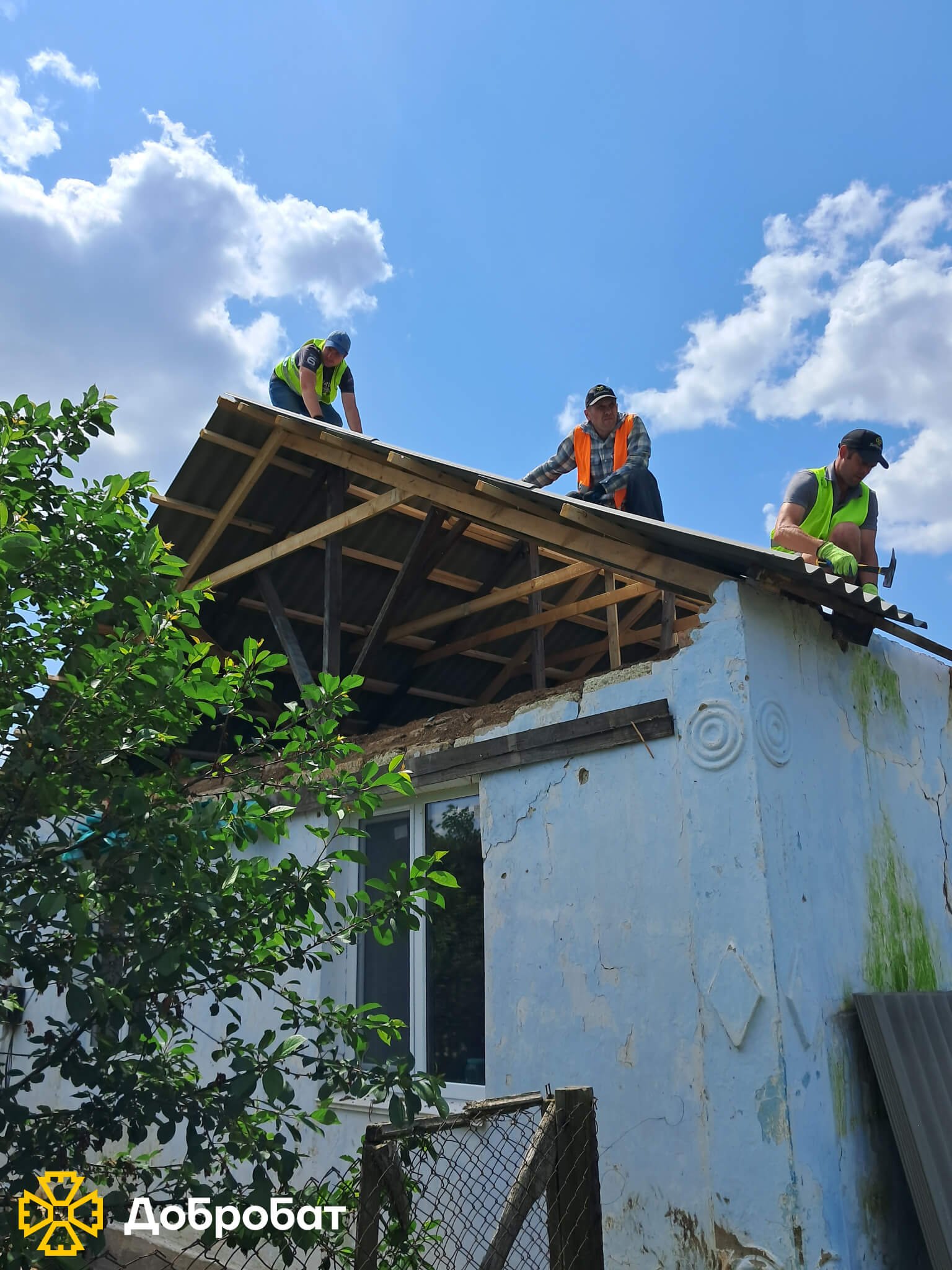 Близько 140 волонтерів долучилися до нагальної відбудови в семи регіонах країни: «Добробат» звітує про тиждень, що минув