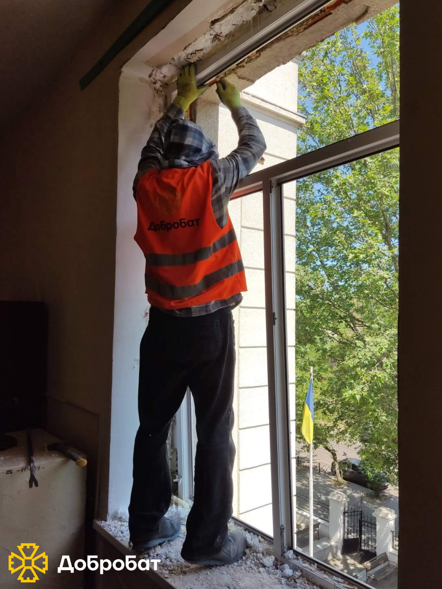 Близько 140 волонтерів долучилися до нагальної відбудови в семи регіонах країни: «Добробат» звітує про тиждень, що минув