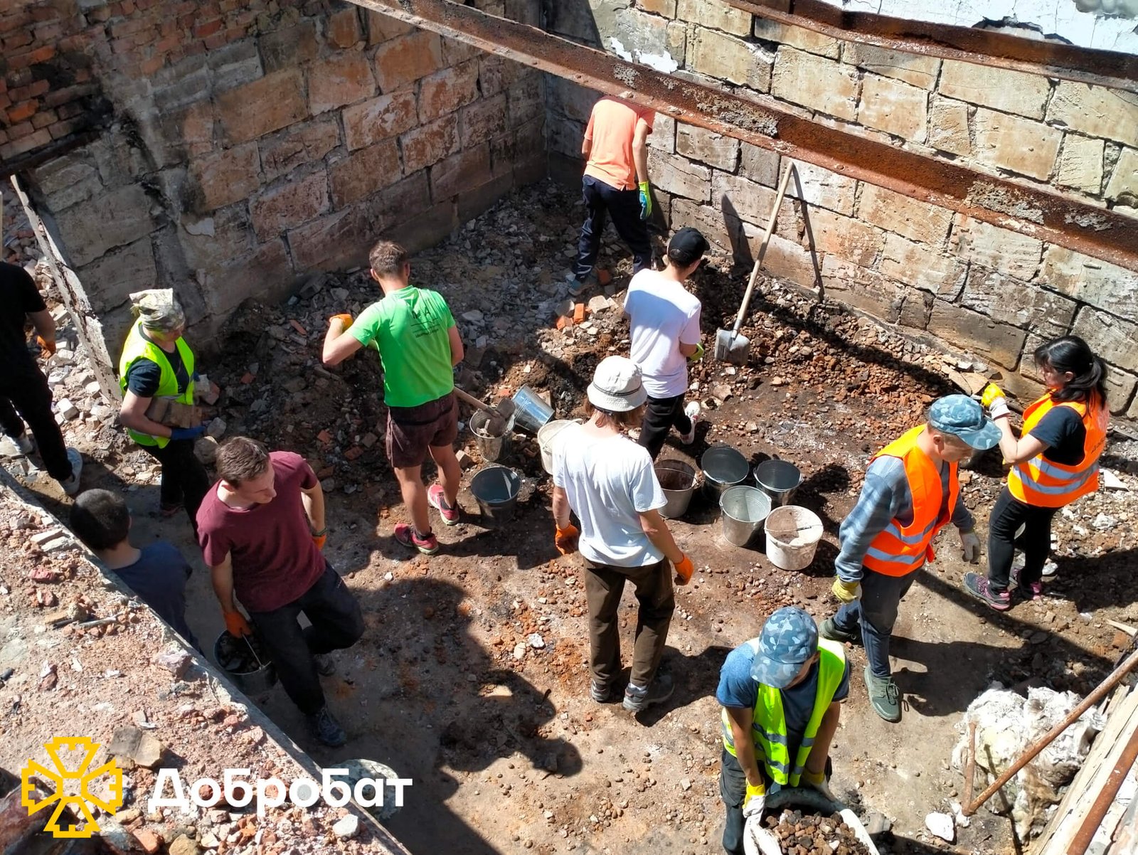 Близько 140 волонтерів долучилися до нагальної відбудови в семи регіонах країни: «Добробат» звітує про тиждень, що минув