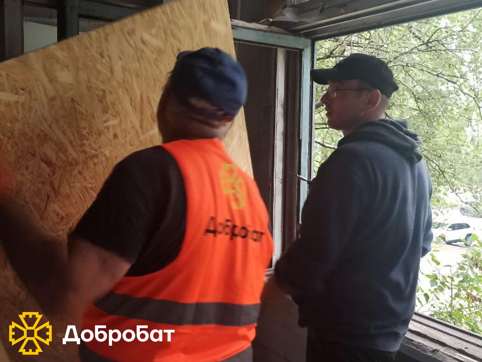 Близько 140 волонтерів долучилися до нагальної відбудови в семи регіонах країни: «Добробат» звітує про тиждень, що минув