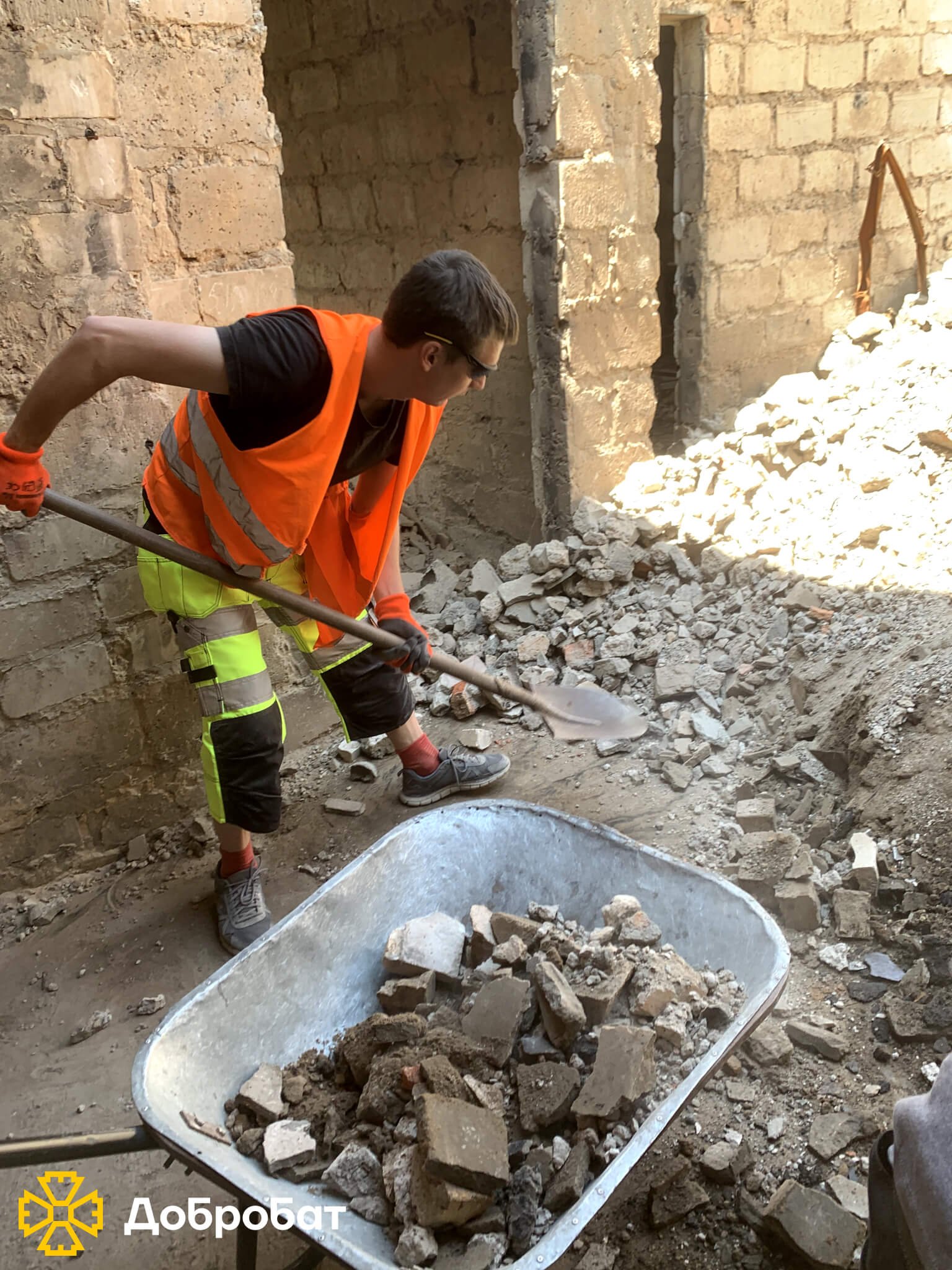 Близько 140 волонтерів долучилися до нагальної відбудови в семи регіонах країни: «Добробат» звітує про тиждень, що минув