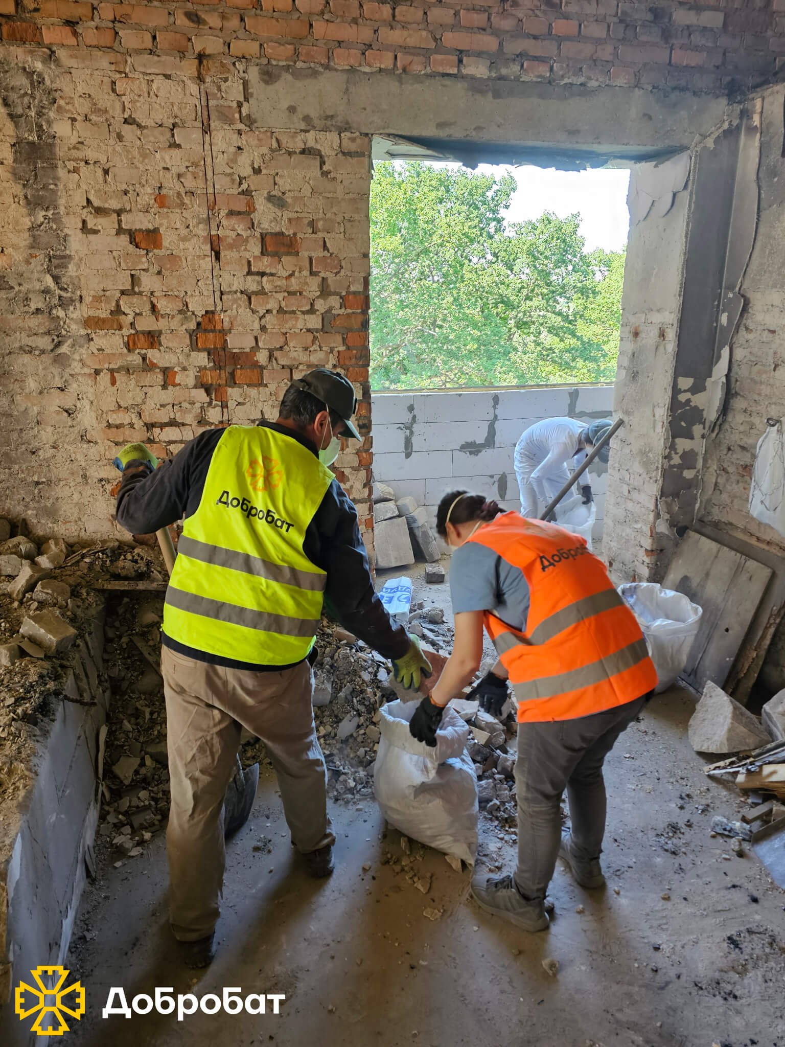 Близько 140 волонтерів долучилися до нагальної відбудови в семи регіонах країни: «Добробат» звітує про тиждень, що минув