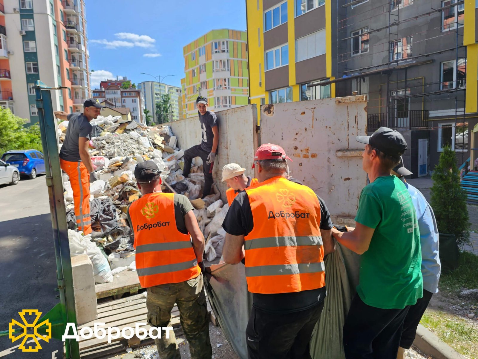 Близько 140 волонтерів долучилися до нагальної відбудови в семи регіонах країни: «Добробат» звітує про тиждень, що минув