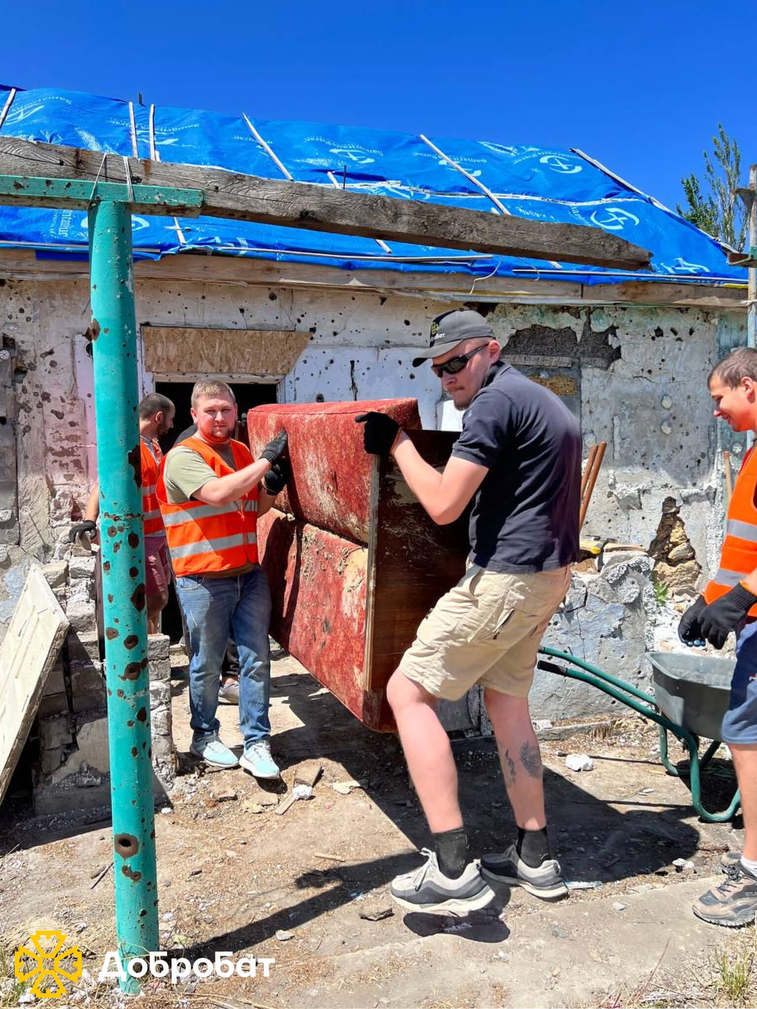 Близько 140 волонтерів долучилися до нагальної відбудови в семи регіонах країни: «Добробат» звітує про тиждень, що минув