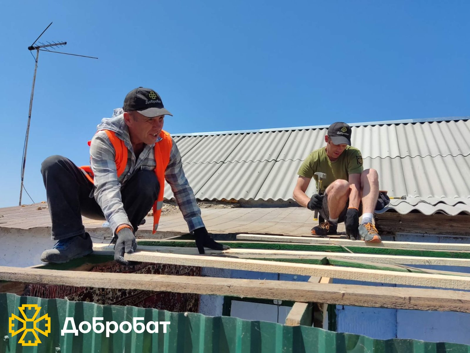 Спрямували допомогу на південь України та продовжили відбудову об’єктів соціальної інфраструктури та домівок постраждалих: звітуємо про тиждень в «Добробаті»