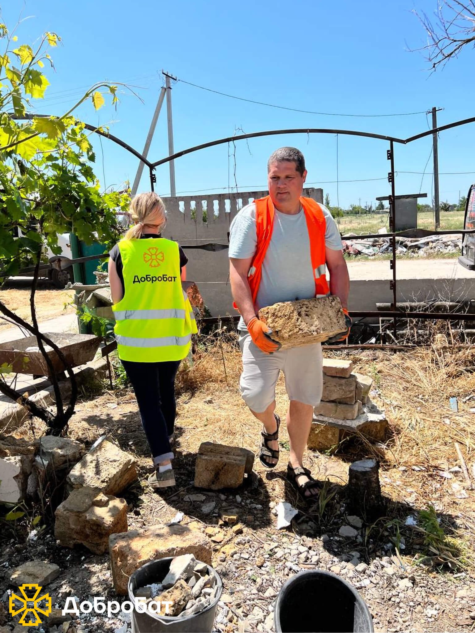 Близько 140 волонтерів долучилися до нагальної відбудови в семи регіонах країни: «Добробат» звітує про тиждень, що минув