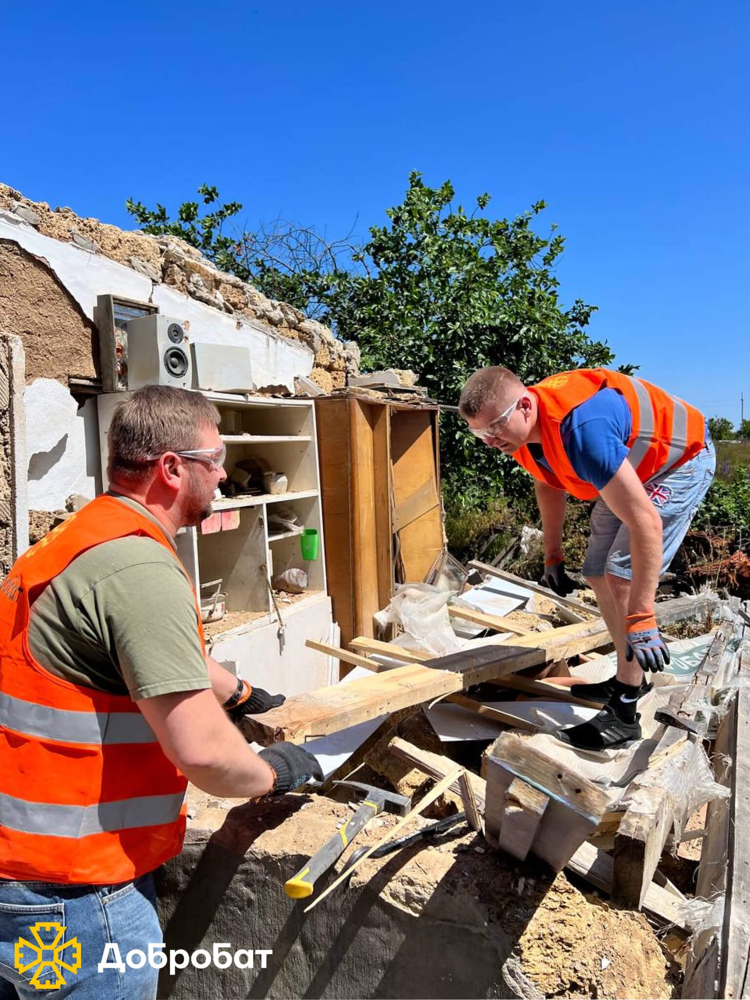 Близько 140 волонтерів долучилися до нагальної відбудови в семи регіонах країни: «Добробат» звітує про тиждень, що минув