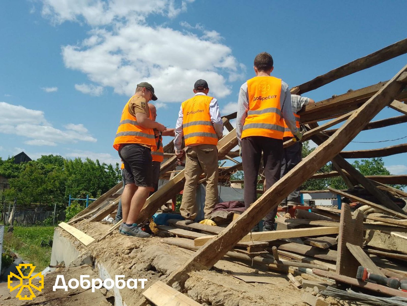 Спрямували допомогу на південь України та продовжили відбудову об’єктів соціальної інфраструктури та домівок постраждалих: звітуємо про тиждень в «Добробаті»