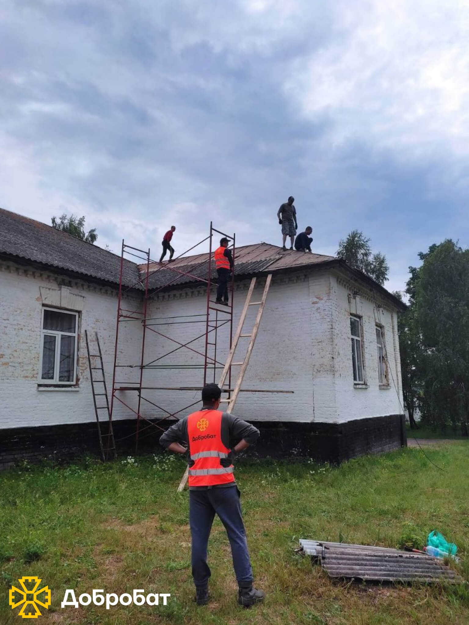 Спрямували допомогу на південь України та продовжили відбудову об’єктів соціальної інфраструктури та домівок постраждалих: звітуємо про тиждень в «Добробаті»