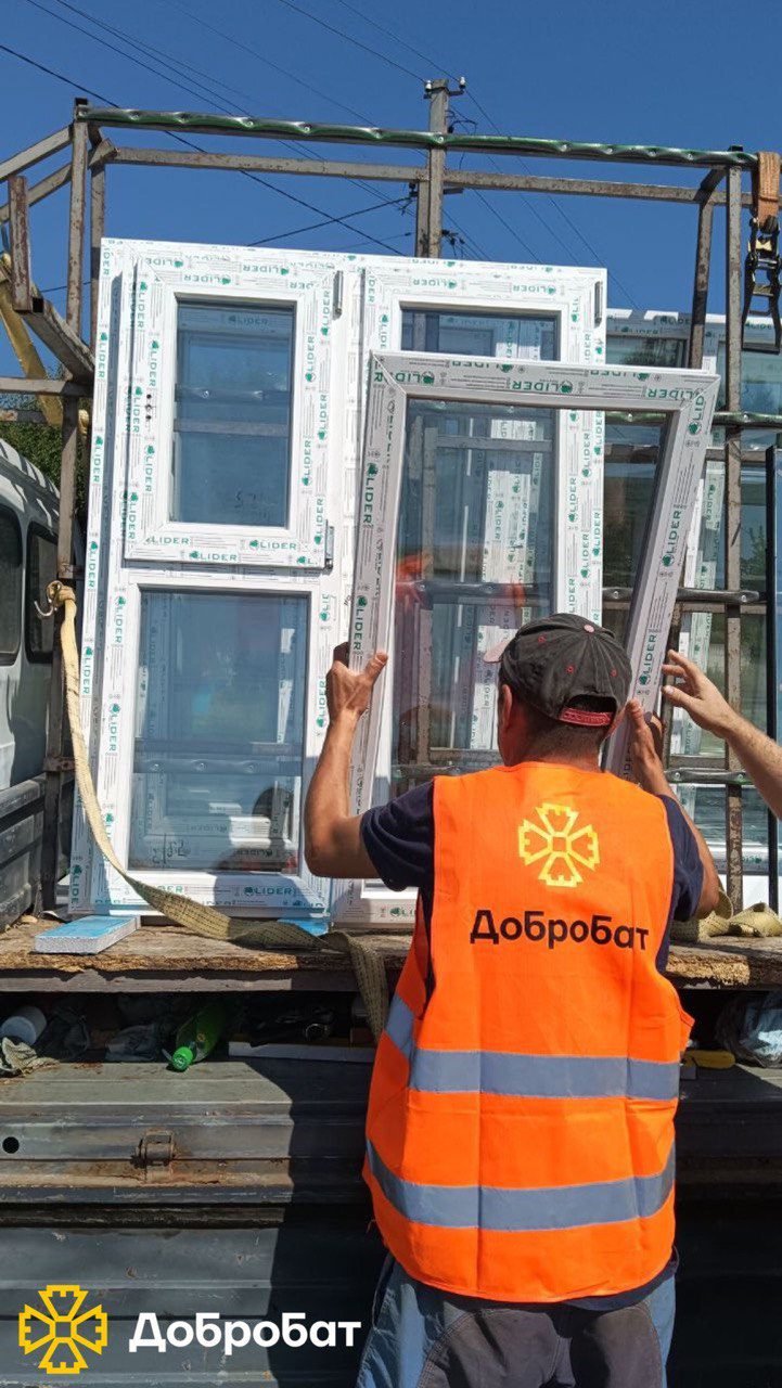 Зводили фундамент і стіни, монтували вікна та ладнали покрівлі: про тиждень відбудови у новому звіті  «Добробату»