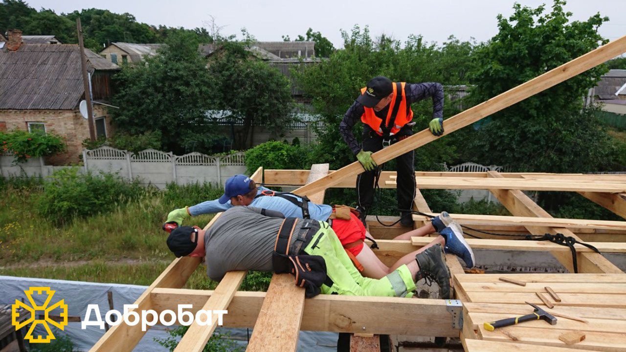 Зводили фундамент і стіни, монтували вікна та ладнали покрівлі: про тиждень відбудови у новому звіті  «Добробату»