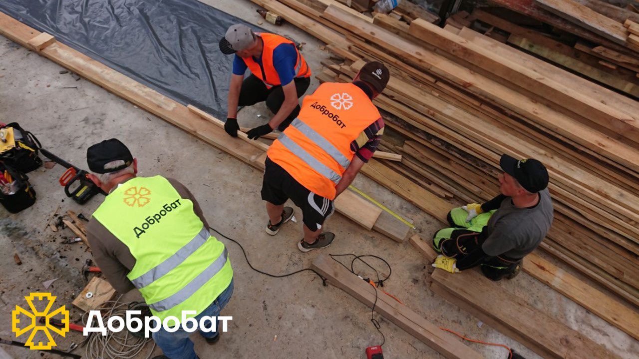 Зводили фундамент і стіни, монтували вікна та ладнали покрівлі: про тиждень відбудови у новому звіті  «Добробату»