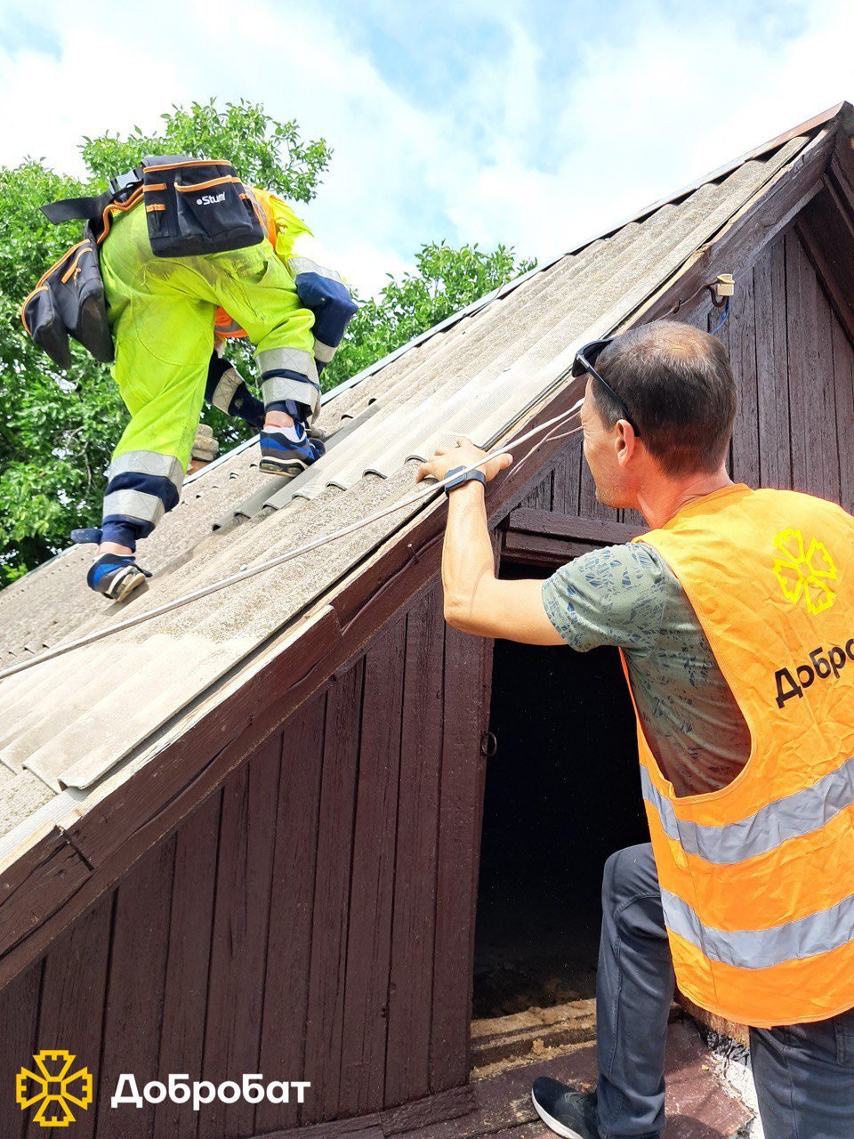 Зводили фундамент і стіни, монтували вікна та ладнали покрівлі: про тиждень відбудови у новому звіті  «Добробату»
