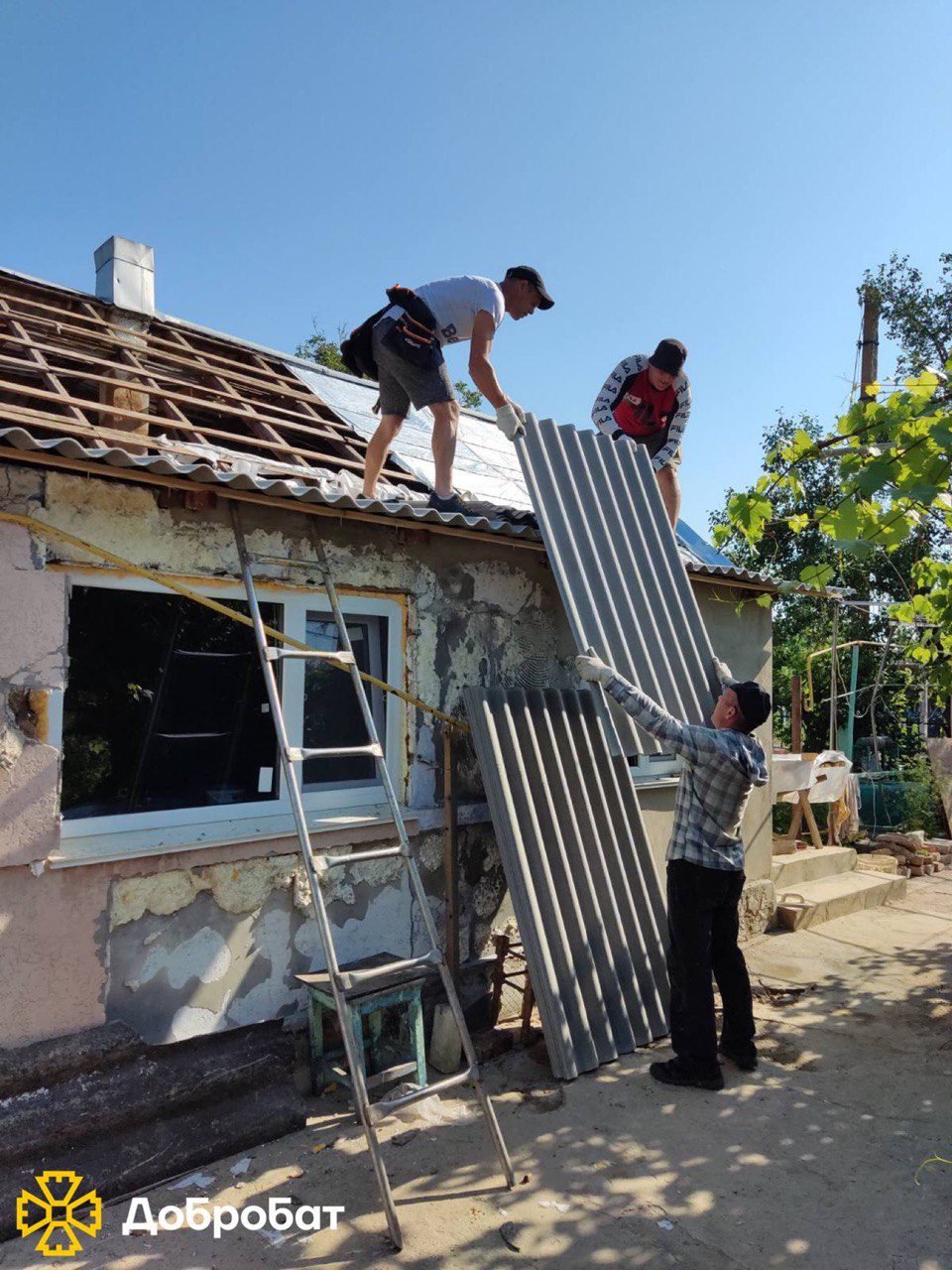Зводили фундамент і стіни, монтували вікна та ладнали покрівлі: про тиждень відбудови у новому звіті  «Добробату»