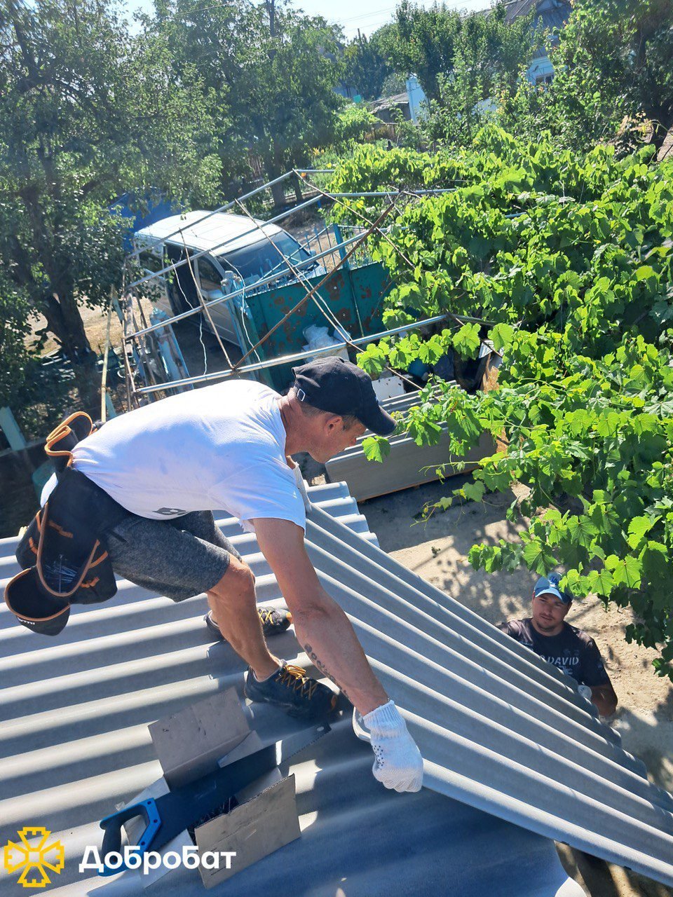 Зводили фундамент і стіни, монтували вікна та ладнали покрівлі: про тиждень відбудови у новому звіті  «Добробату»