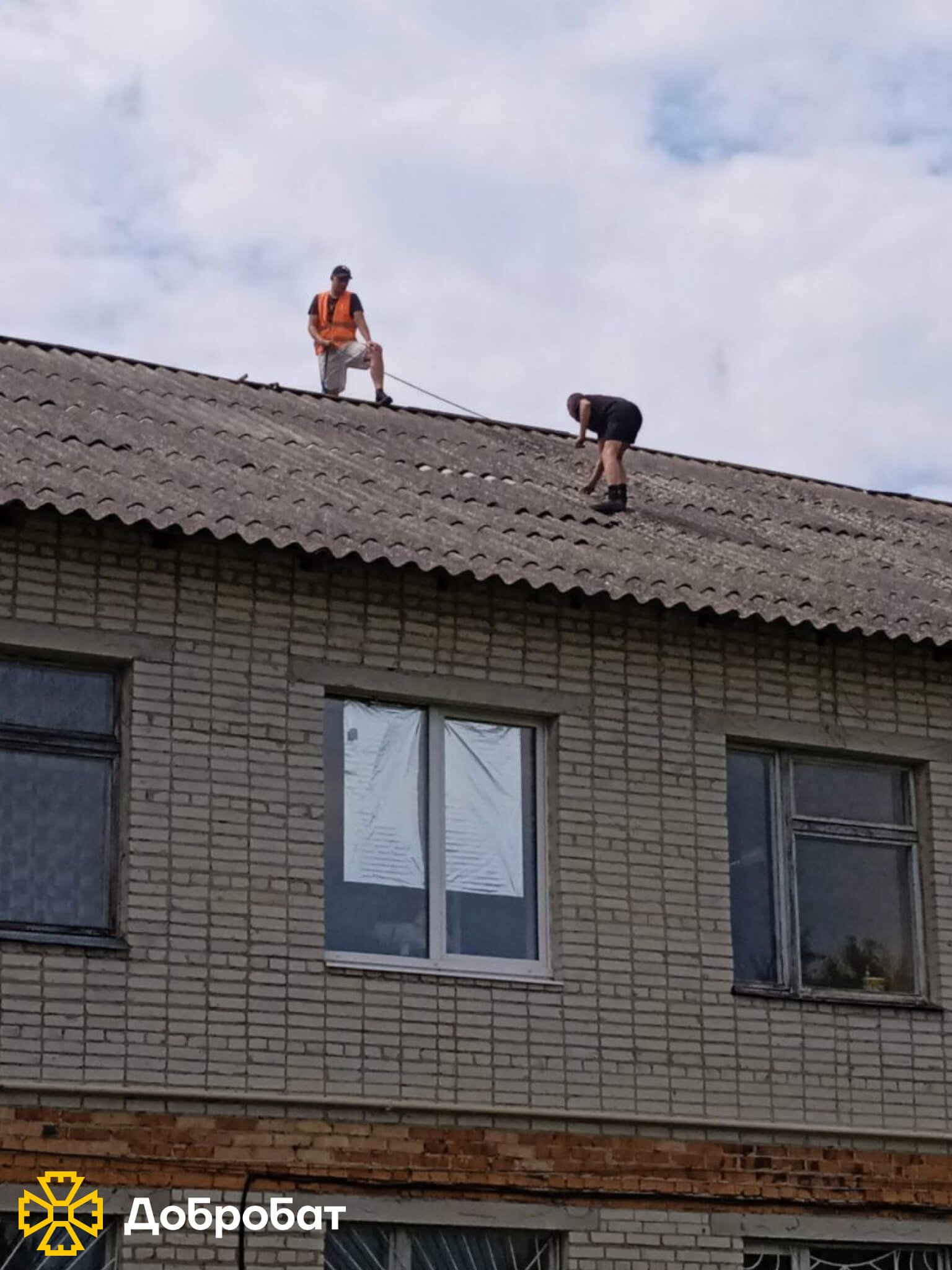 Зводили фундамент і стіни, монтували вікна та ладнали покрівлі: про тиждень відбудови у новому звіті  «Добробату»