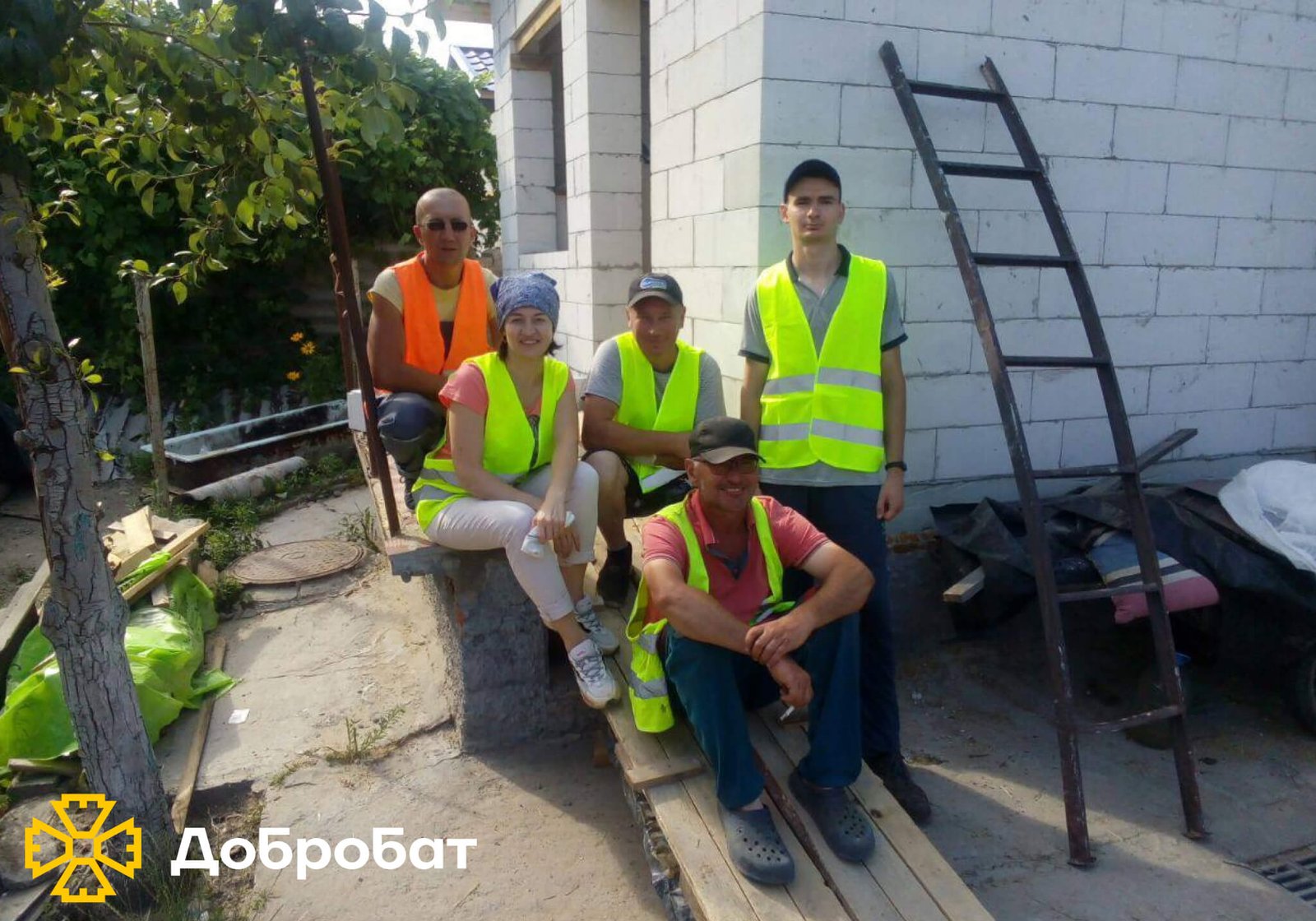 Зводили фундамент і стіни, монтували вікна та ладнали покрівлі: про тиждень відбудови у новому звіті  «Добробату»