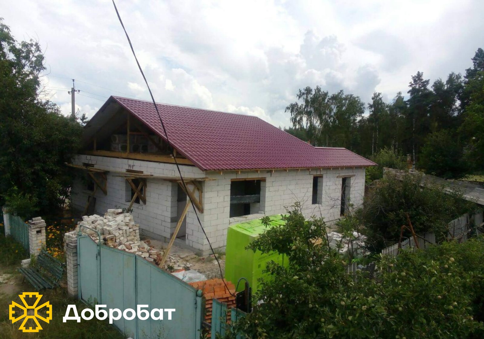 Зводили фундамент і стіни, монтували вікна та ладнали покрівлі: про тиждень відбудови у новому звіті  «Добробату»