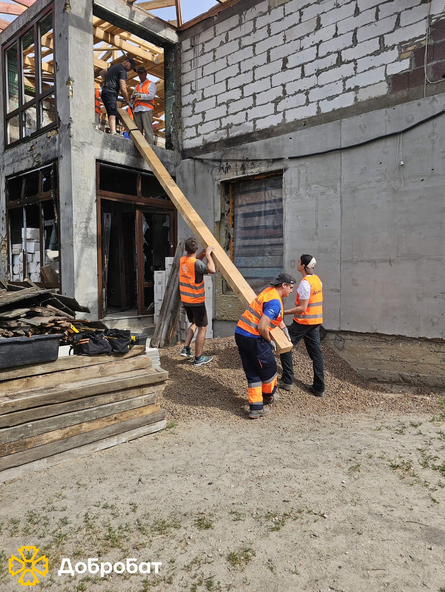 Близько 170 добровольців долучилися до нагальної відбудови країни: «Добробат» звітує про зроблене за тиждень