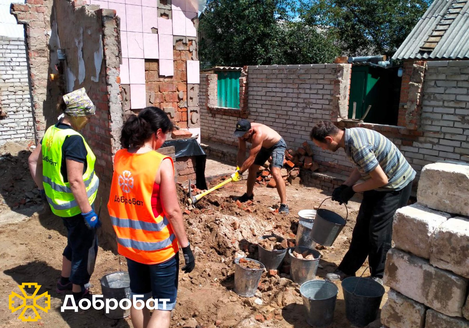 Близько 170 добровольців долучилися до нагальної відбудови країни: «Добробат» звітує про зроблене за тиждень