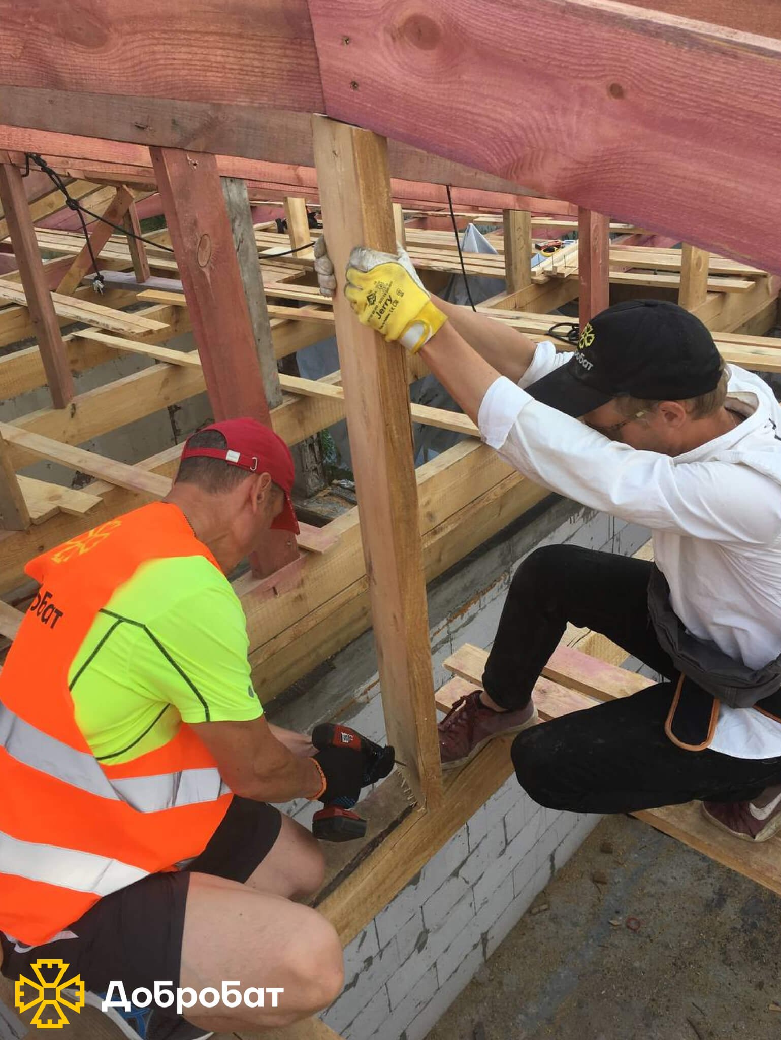 Близько 170 добровольців долучилися до нагальної відбудови країни: «Добробат» звітує про зроблене за тиждень