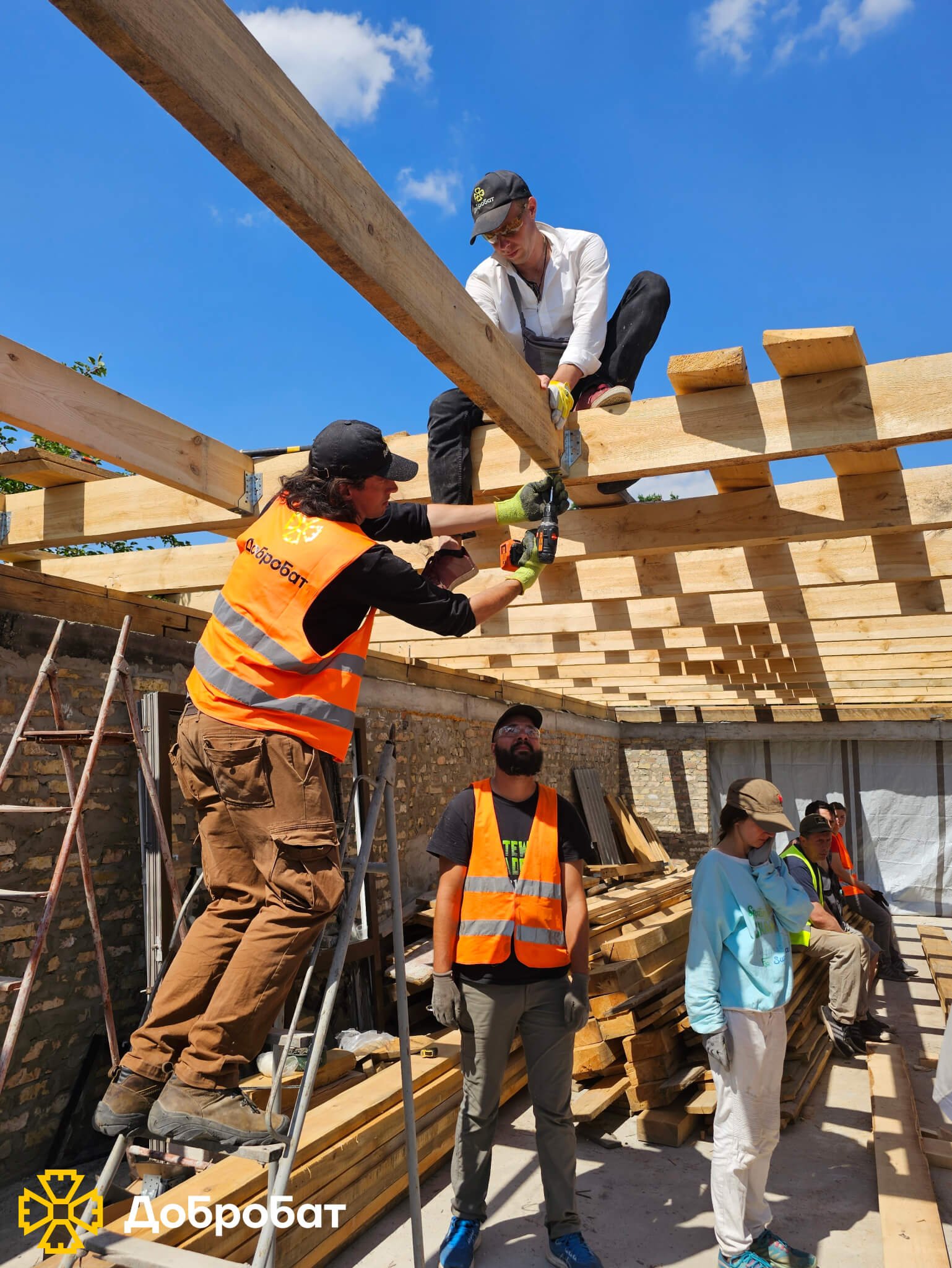 Зводили фундамент і стіни, монтували вікна та ладнали покрівлі: про тиждень відбудови у новому звіті  «Добробату»