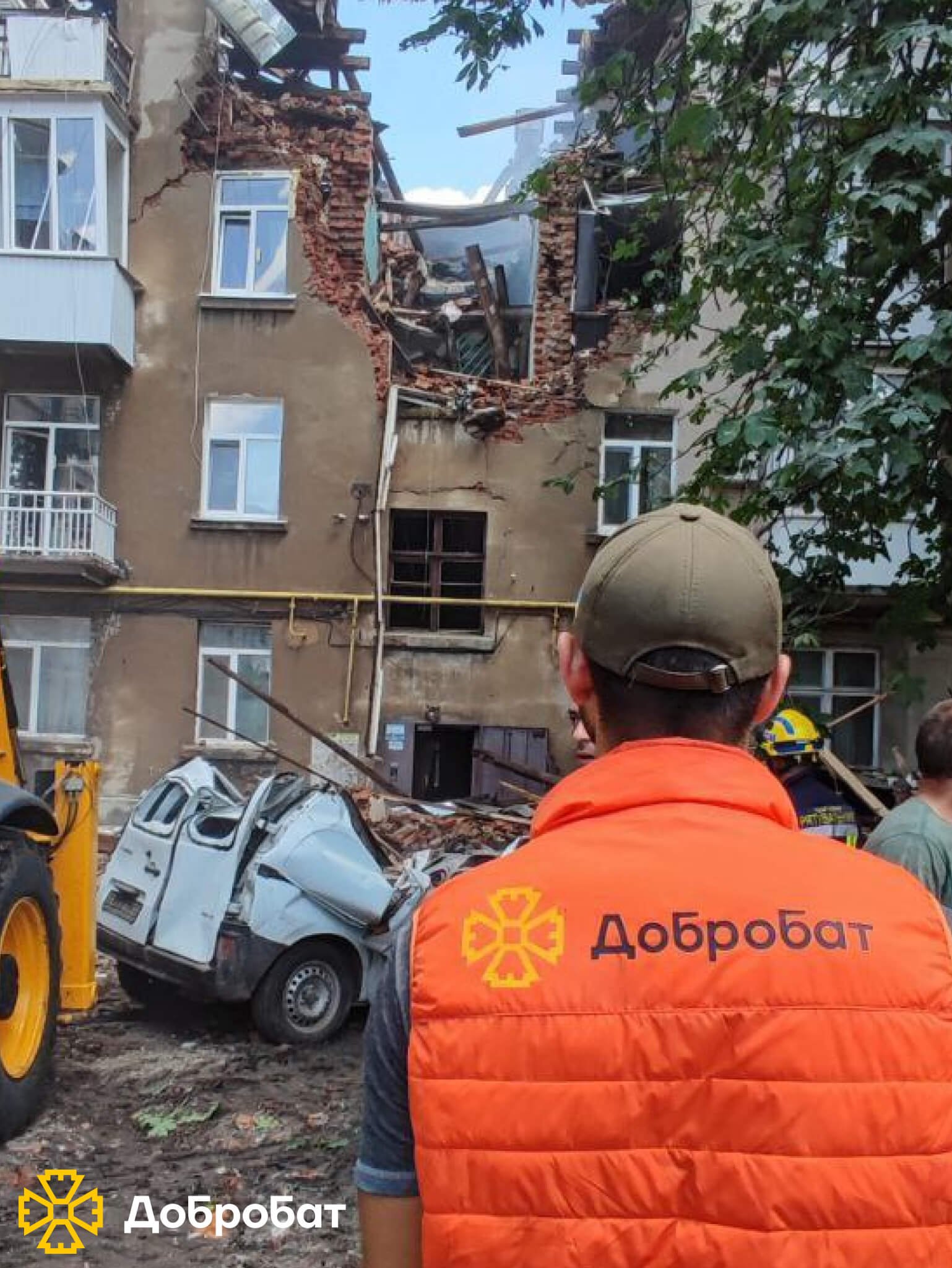 Зводили фундамент і стіни, монтували вікна та ладнали покрівлі: про тиждень відбудови у новому звіті  «Добробату»