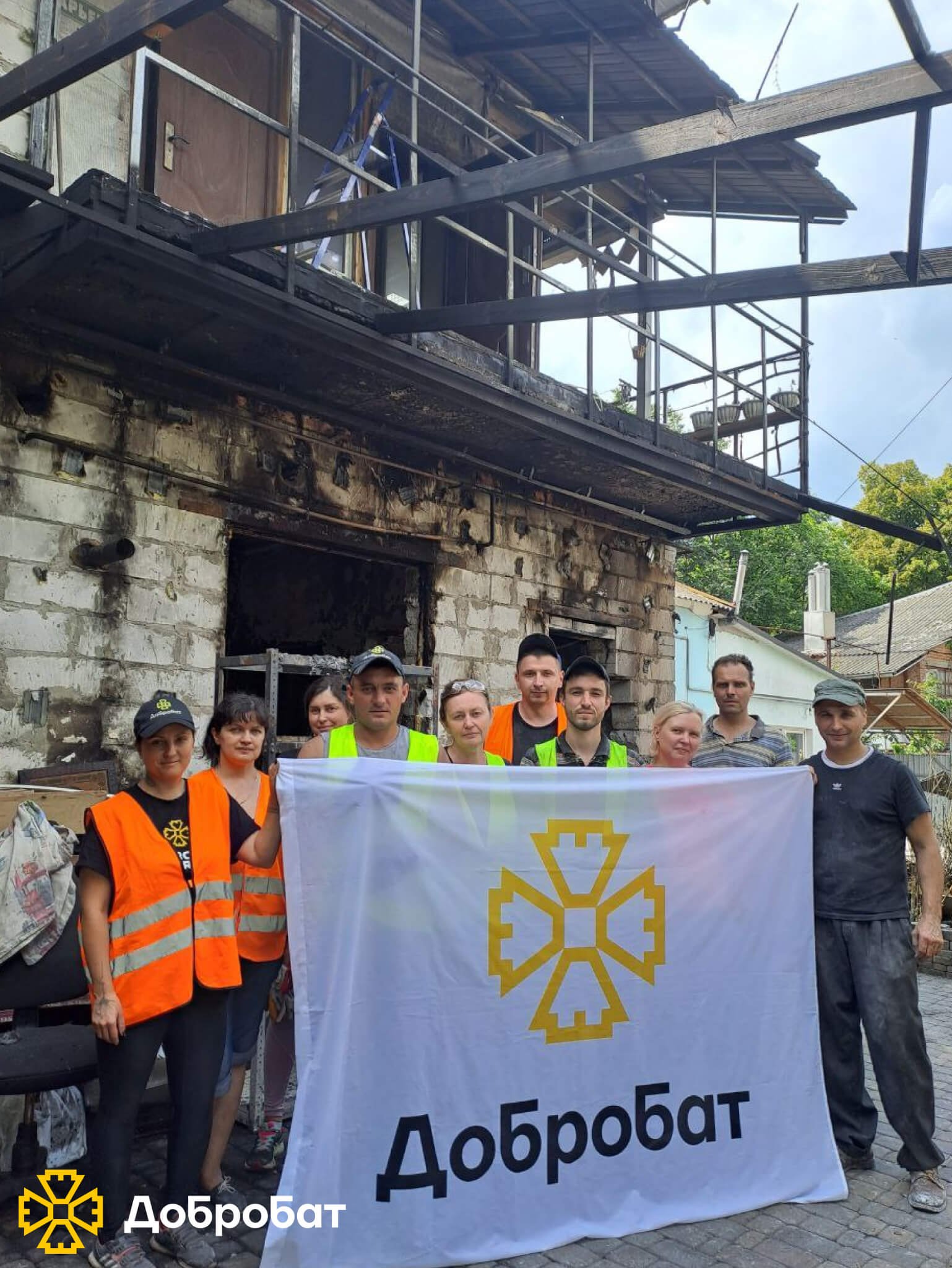 Зводили фундамент і стіни, монтували вікна та ладнали покрівлі: про тиждень відбудови у новому звіті  «Добробату»