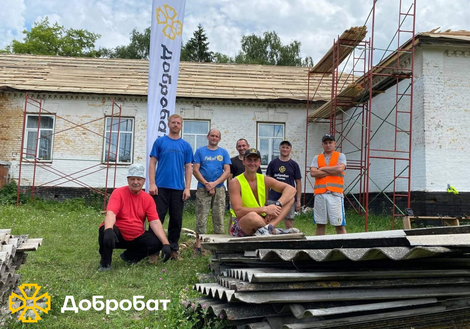 Зводили фундамент і стіни, монтували вікна та ладнали покрівлі: про тиждень відбудови у новому звіті  «Добробату»