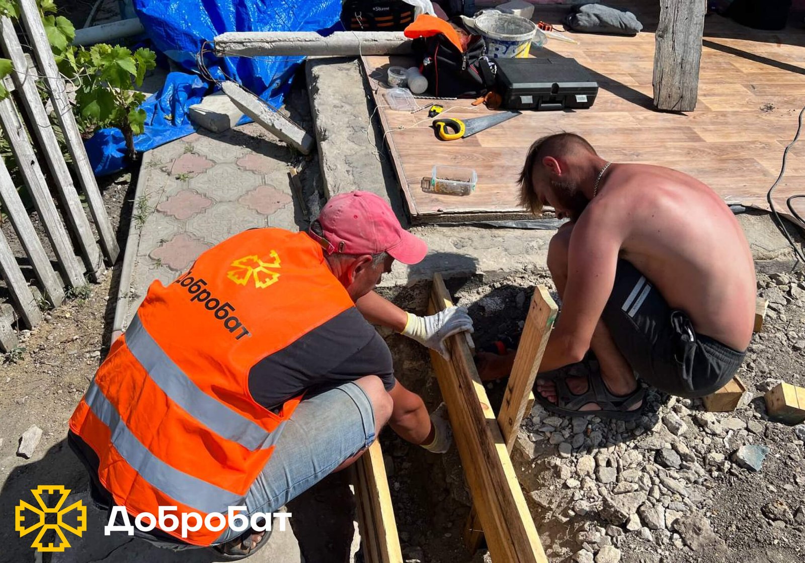 Зводили фундамент і стіни, монтували вікна та ладнали покрівлі: про тиждень відбудови у новому звіті  «Добробату»