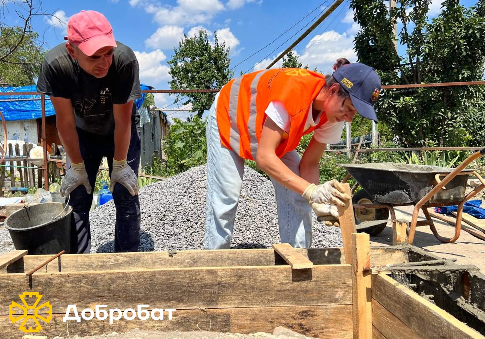 Зводили фундамент і стіни, монтували вікна та ладнали покрівлі: про тиждень відбудови у новому звіті  «Добробату»