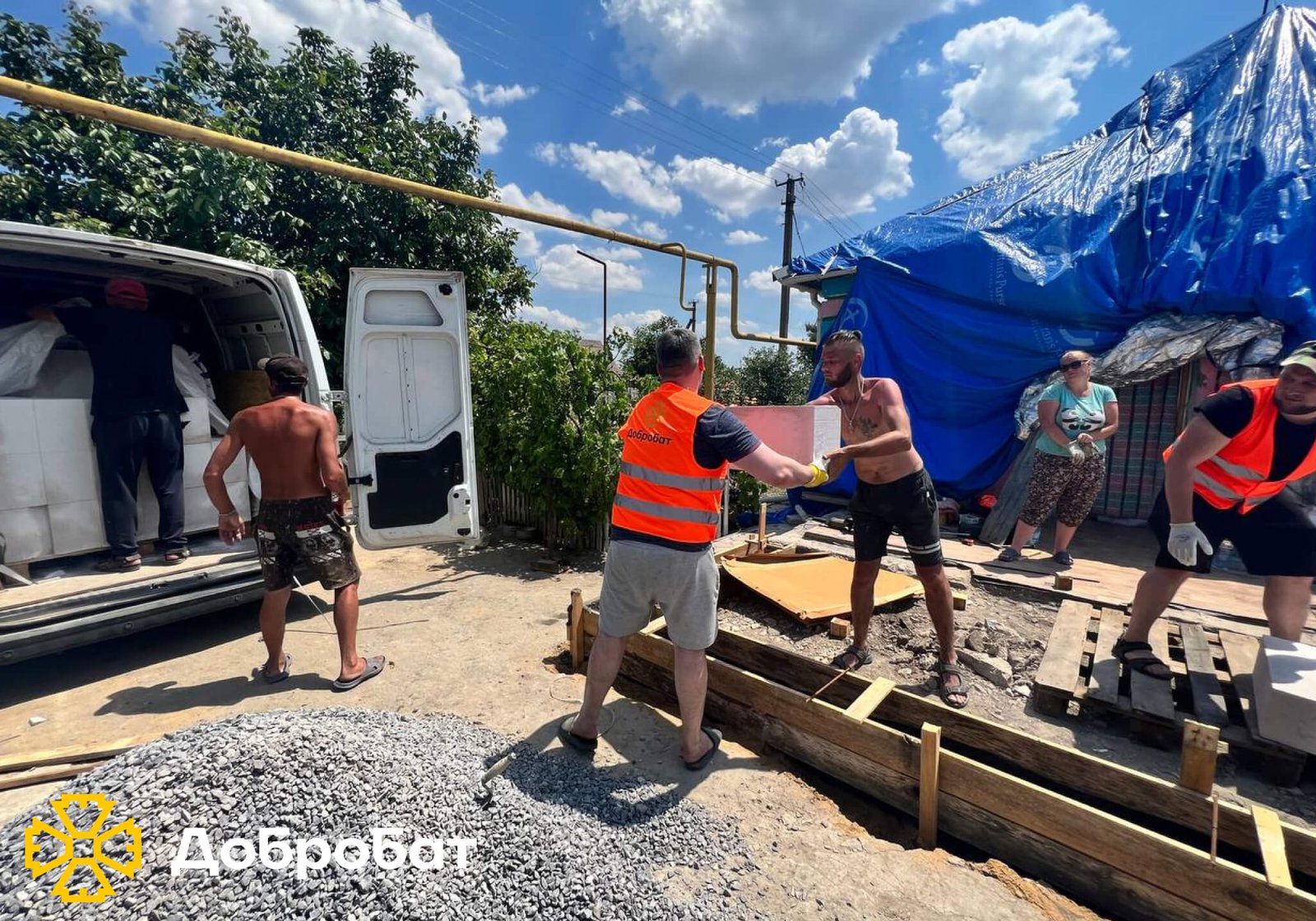 Зводили фундамент і стіни, монтували вікна та ладнали покрівлі: про тиждень відбудови у новому звіті  «Добробату»