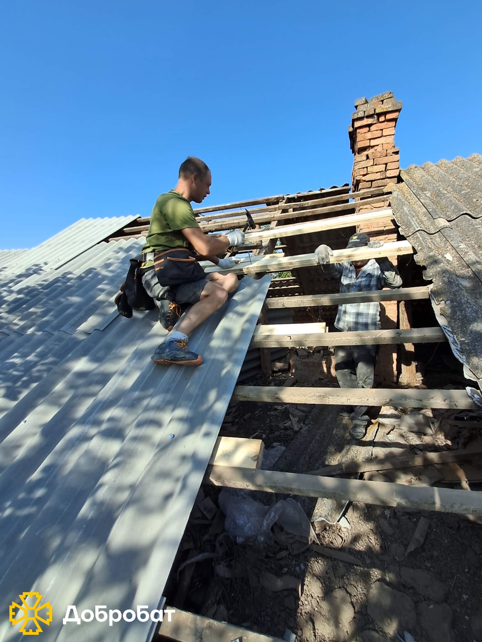 Зводили фундамент і стіни, монтували вікна та ладнали покрівлі: про тиждень відбудови у новому звіті  «Добробату»