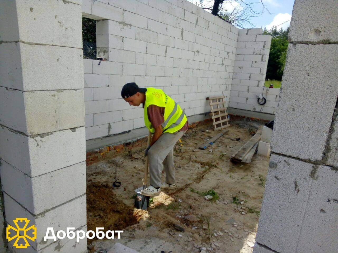 Близько 170 добровольців долучилися до нагальної відбудови країни: «Добробат» звітує про зроблене за тиждень