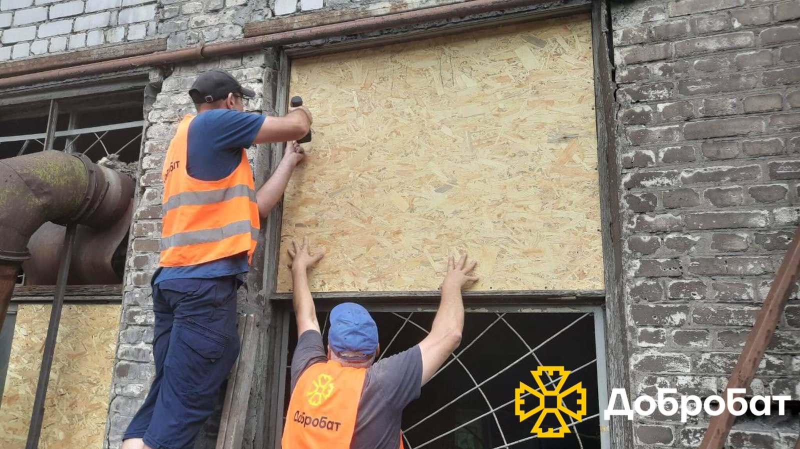 Близько 170 добровольців долучилися до нагальної відбудови країни: «Добробат» звітує про зроблене за тиждень