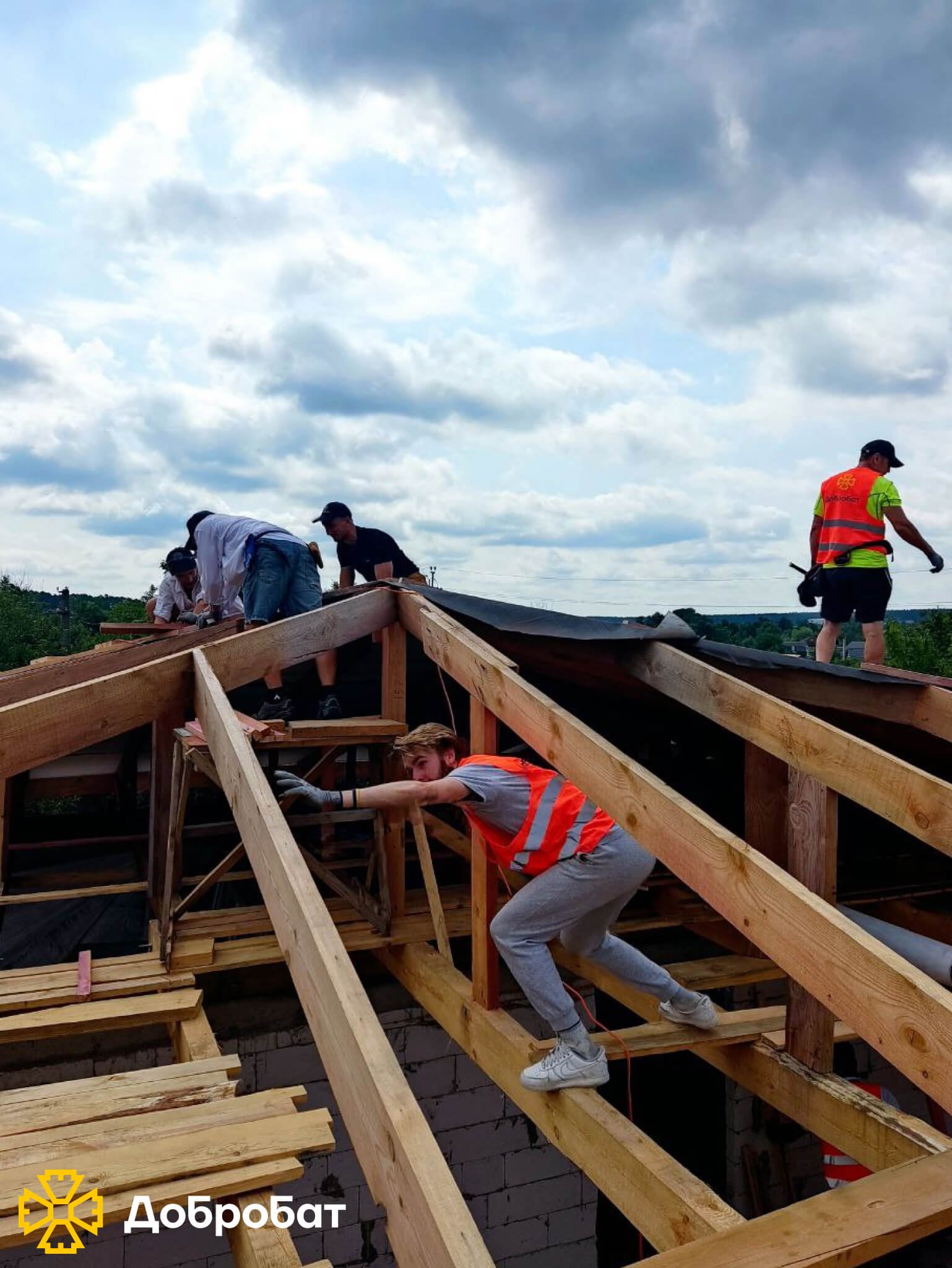 Провели Міжнародний форум RE:UKRAINE, обговорили стратегії відбудови та продовжили нагальне відновлення країни: «Добробат» звітує про тиждень, що минув