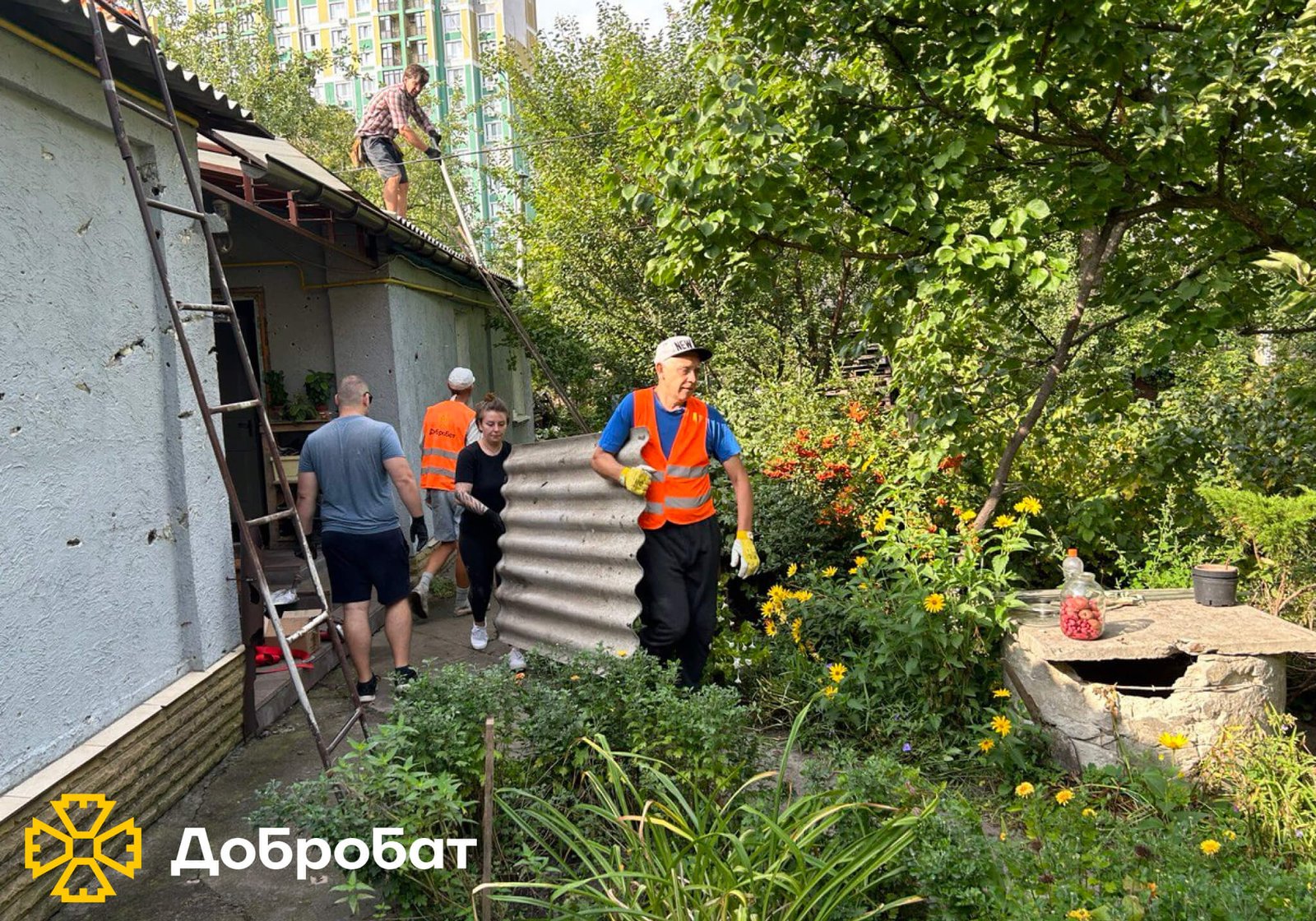 Близько 150 волонтерів впроваджували нагальну відбудову в шести регіонах країни: звітуємо про тиждень в «Добробаті»