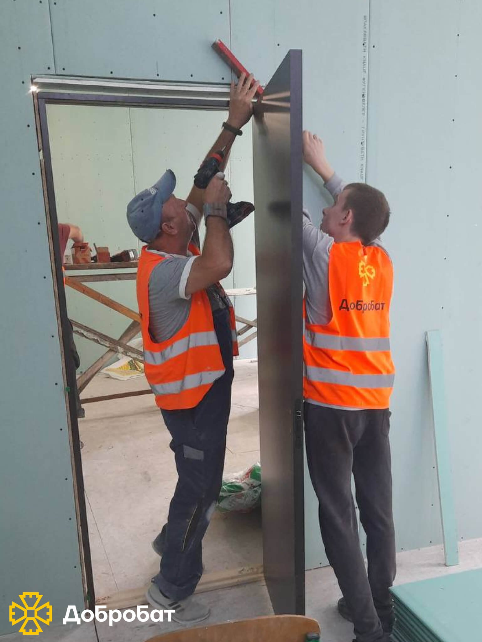 Близько 150 волонтерів впроваджували нагальну відбудову в шести регіонах країни: звітуємо про тиждень в «Добробаті»