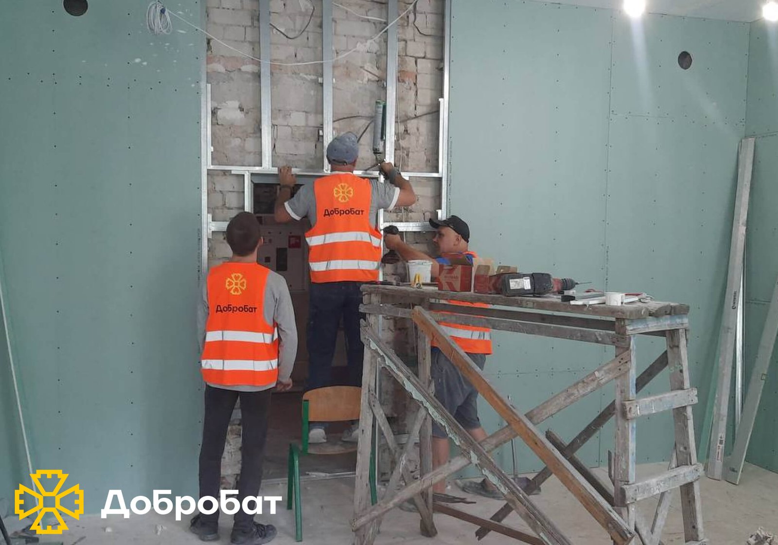 Близько 150 волонтерів впроваджували нагальну відбудову в шести регіонах країни: звітуємо про тиждень в «Добробаті»