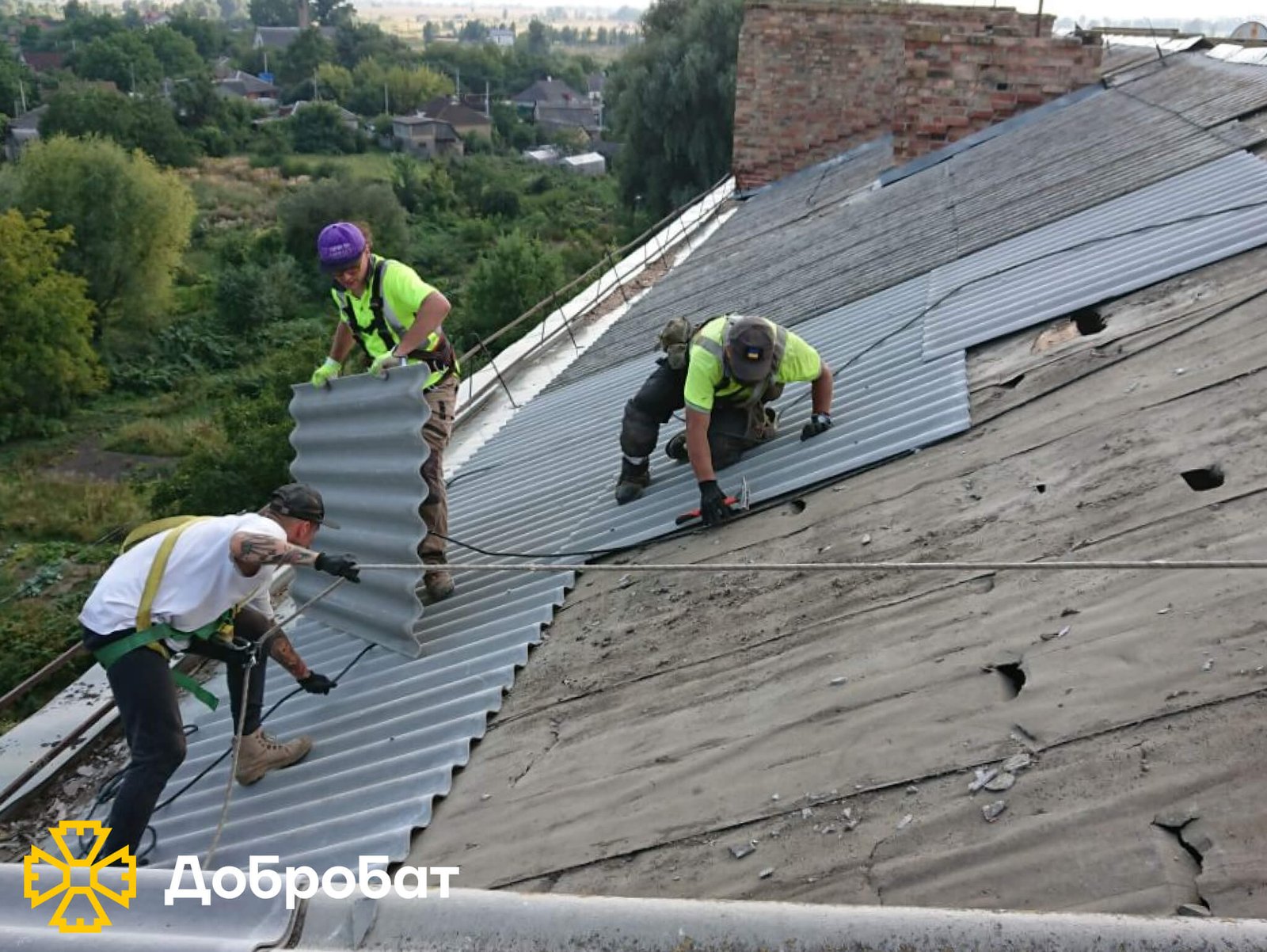 Близько 150 волонтерів впроваджували нагальну відбудову в шести регіонах країни: звітуємо про тиждень в «Добробаті»