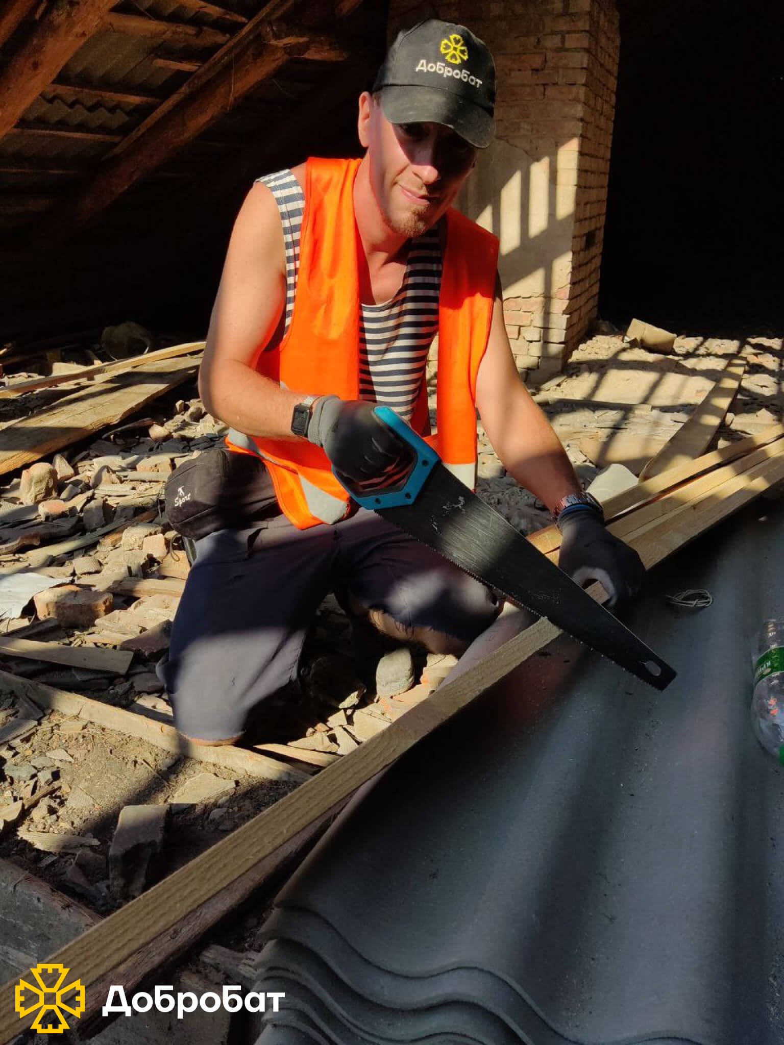 Близько 150 волонтерів впроваджували нагальну відбудову в шести регіонах країни: звітуємо про тиждень в «Добробаті»