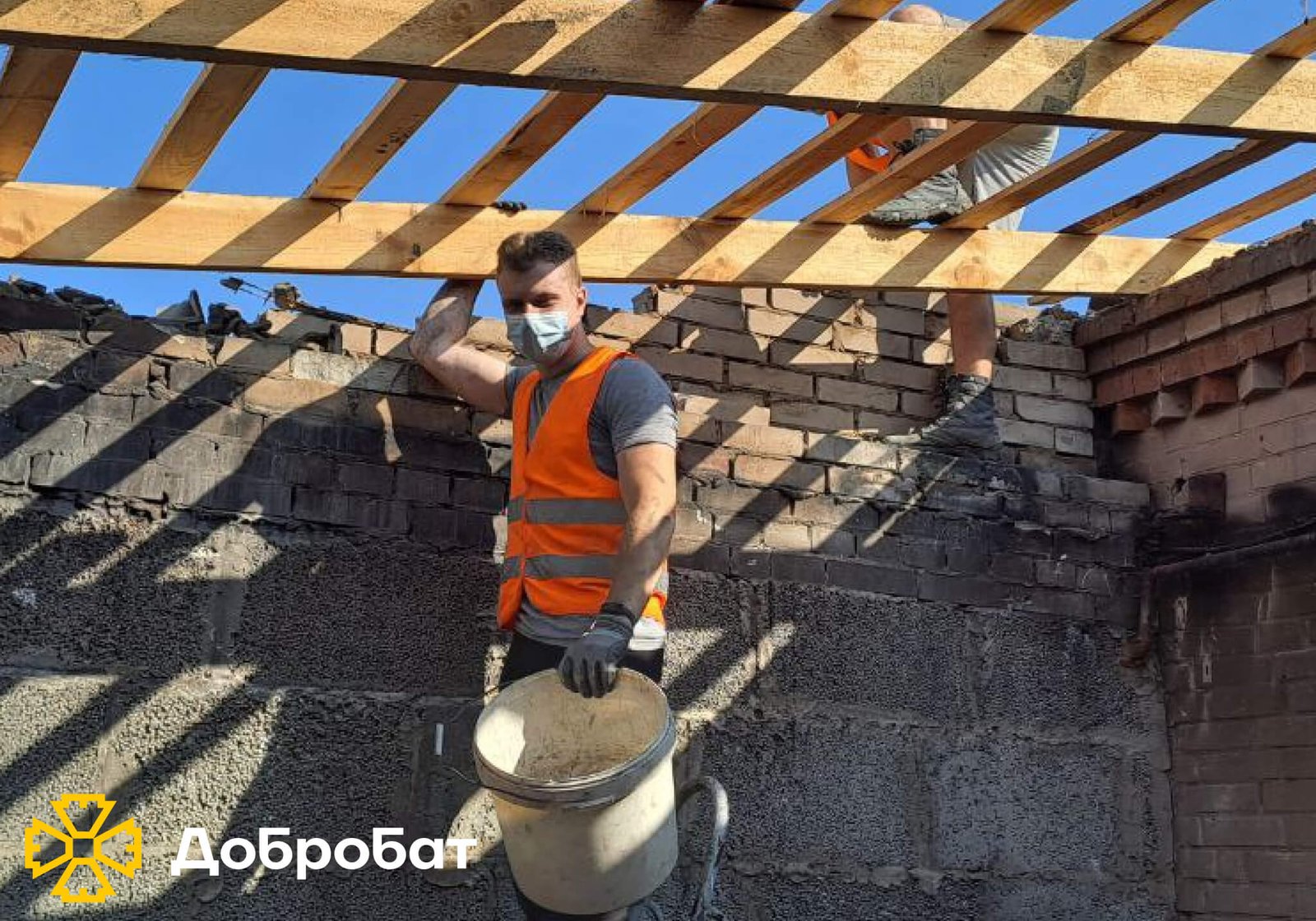 Близько 150 волонтерів впроваджували нагальну відбудову в шести регіонах країни: звітуємо про тиждень в «Добробаті»