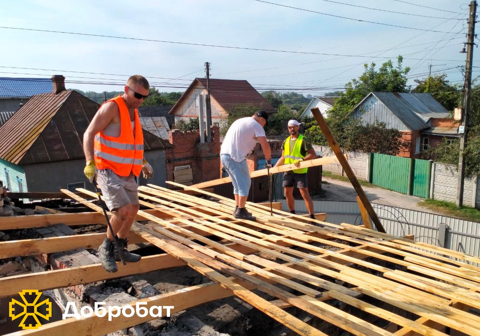 Близько 150 волонтерів впроваджували нагальну відбудову в шести регіонах країни: звітуємо про тиждень в «Добробаті»