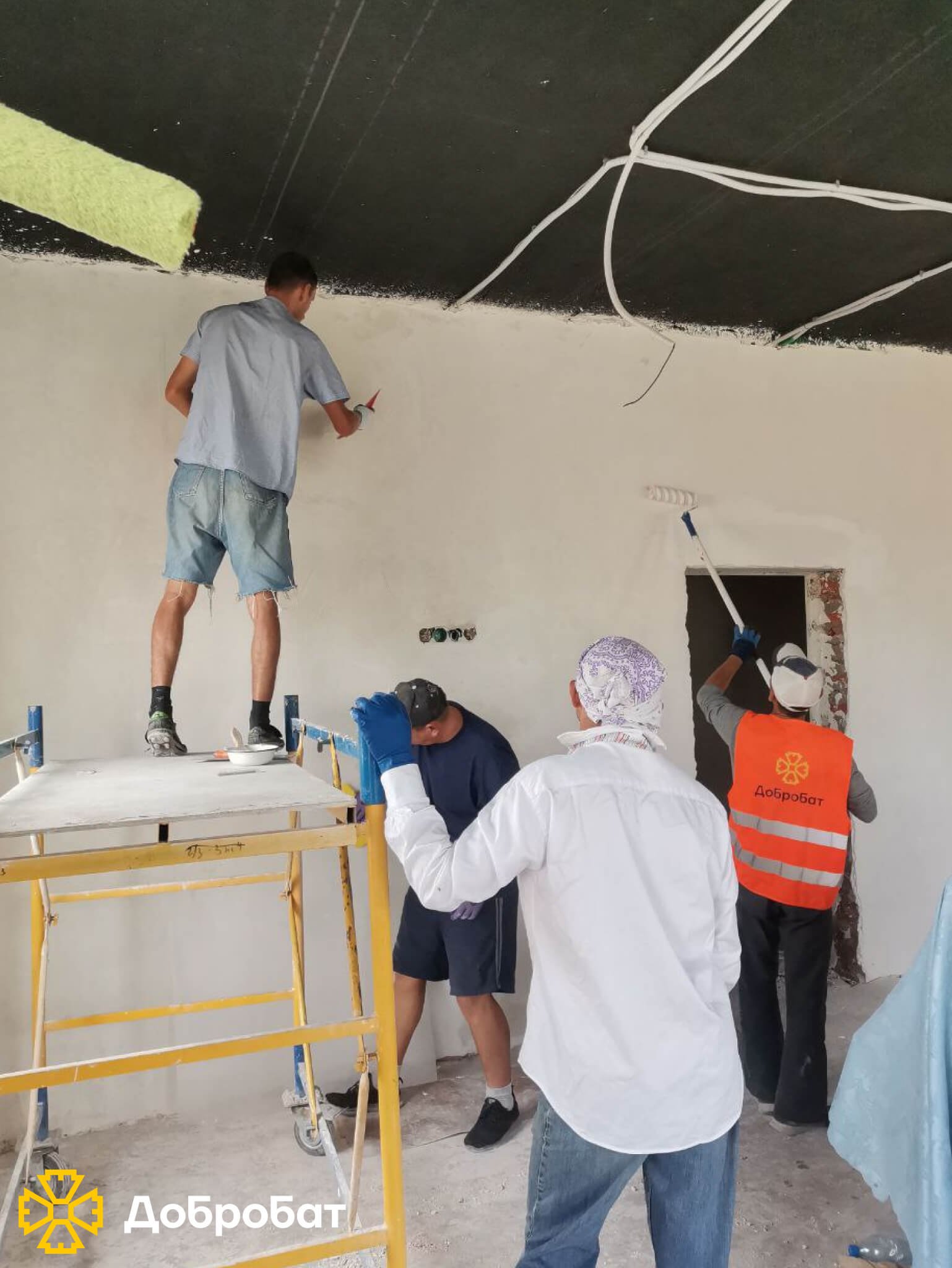 Близько 150 волонтерів впроваджували нагальну відбудову в шести регіонах країни: звітуємо про тиждень в «Добробаті»