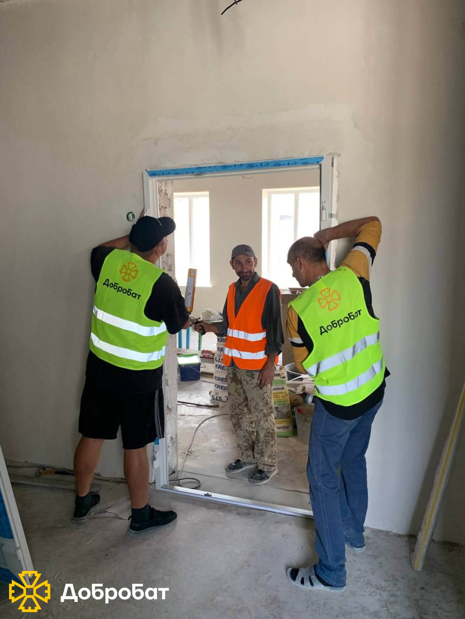 Близько 150 волонтерів впроваджували нагальну відбудову в шести регіонах країни: звітуємо про тиждень в «Добробаті»