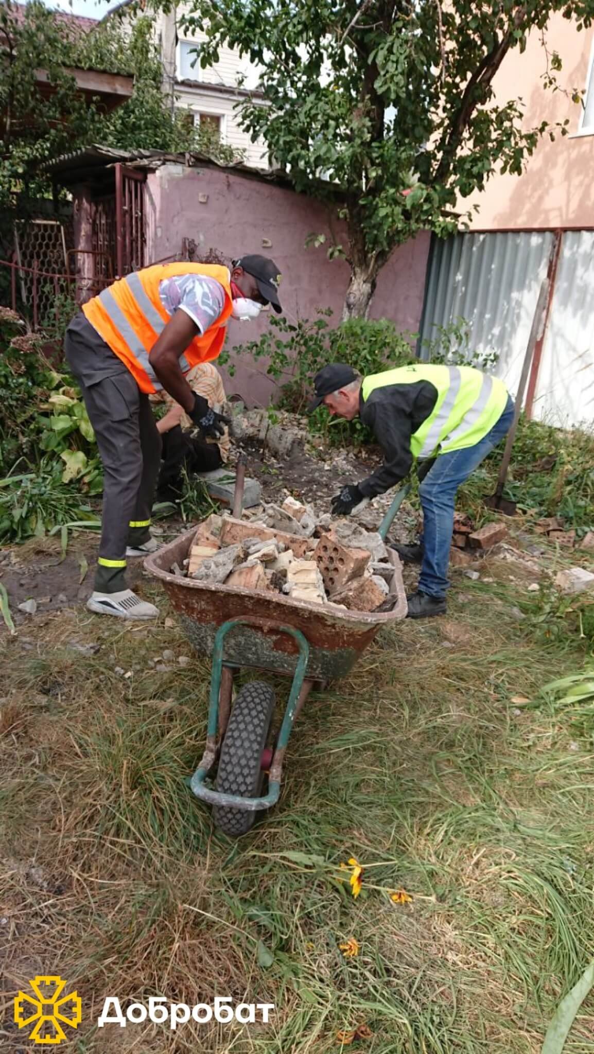 Близько 150 волонтерів впроваджували нагальну відбудову в шести регіонах країни: звітуємо про тиждень в «Добробаті»