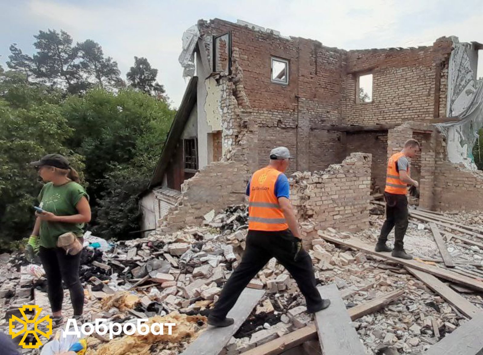 П’ять регіонів, 15 виїздів на об’єкти та понад сотня залучених волонтерів: про підсумки відбудови за тиждень у звіті «Добробату»