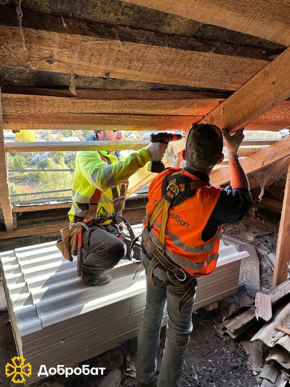 Близько 230 волонтерів «Добробату» допомагали з нагальною відбудовою у шести регіонах країни: звітуємо, про тиждень, що минув